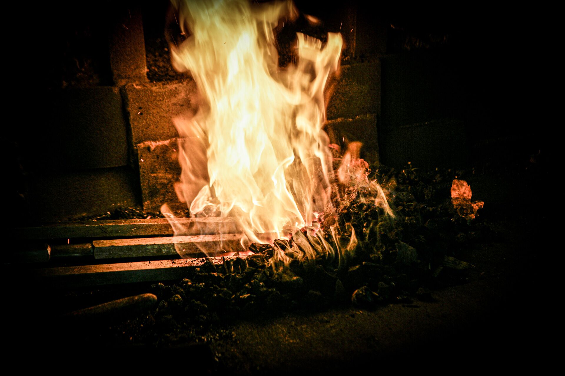 Schmiedefeuer mit Eisen.