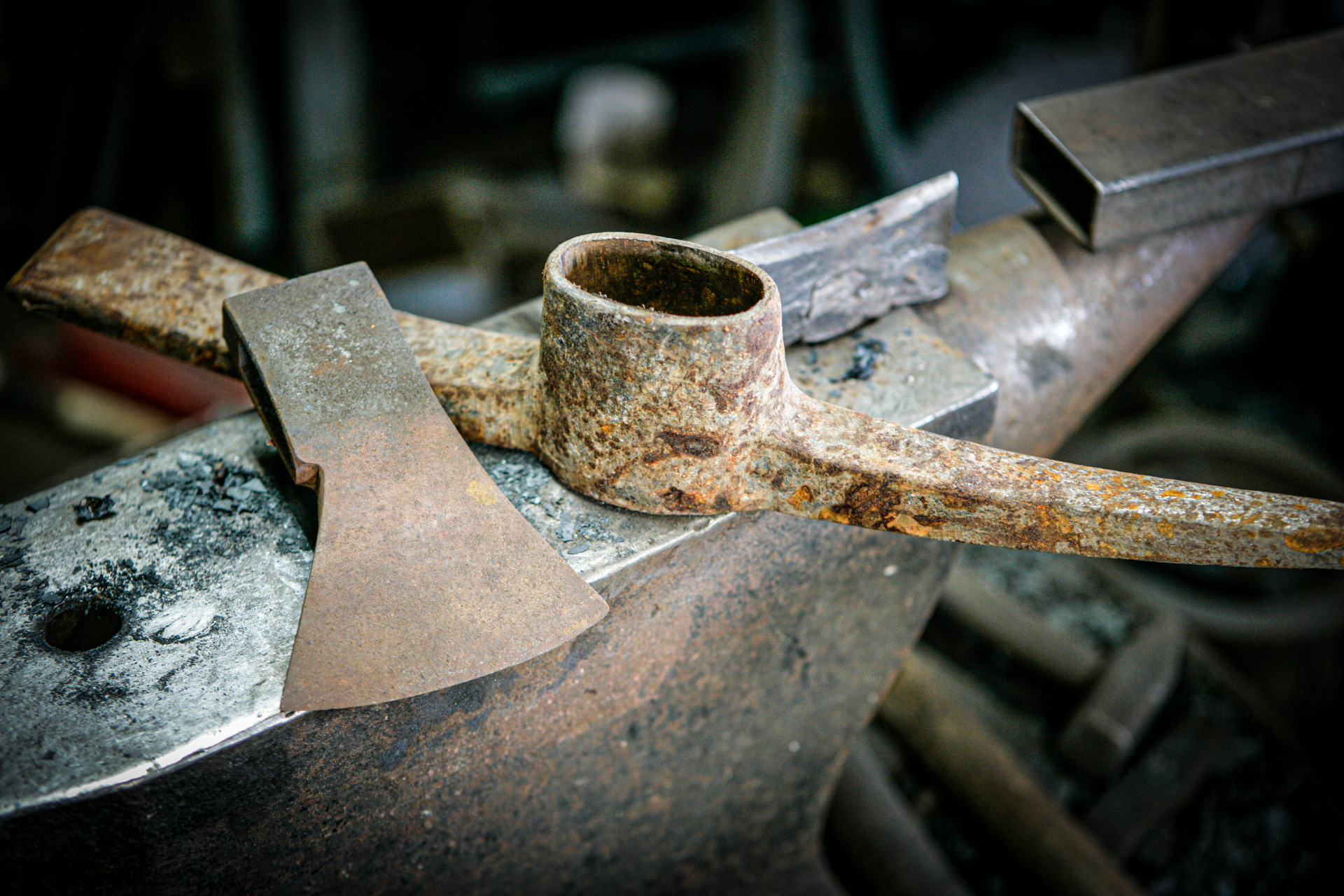 Altes Beil und alte Spitzhacke zur Reparatur.