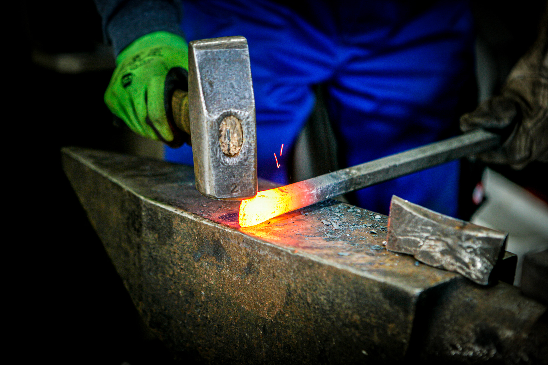 Schmiedearbeiten - Hammer auf glühendem Metall.